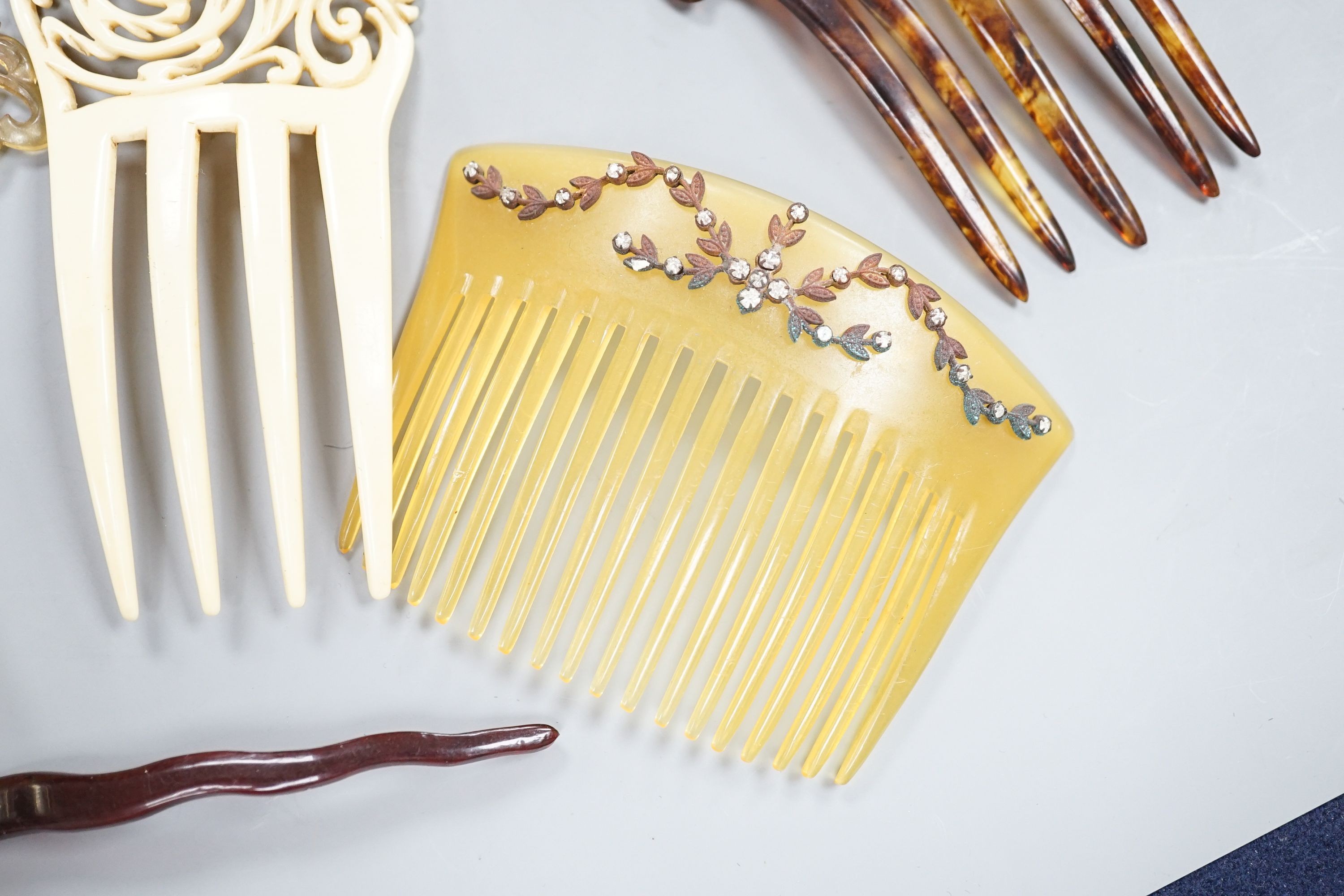 Three paste set hair combs and six others (9)
